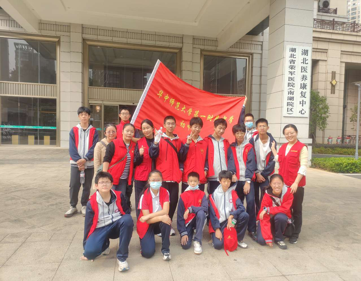 胡静老师带领学生赴社区养老院参加志愿者活动.png