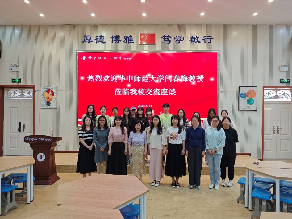讲座最后大合影.jpg