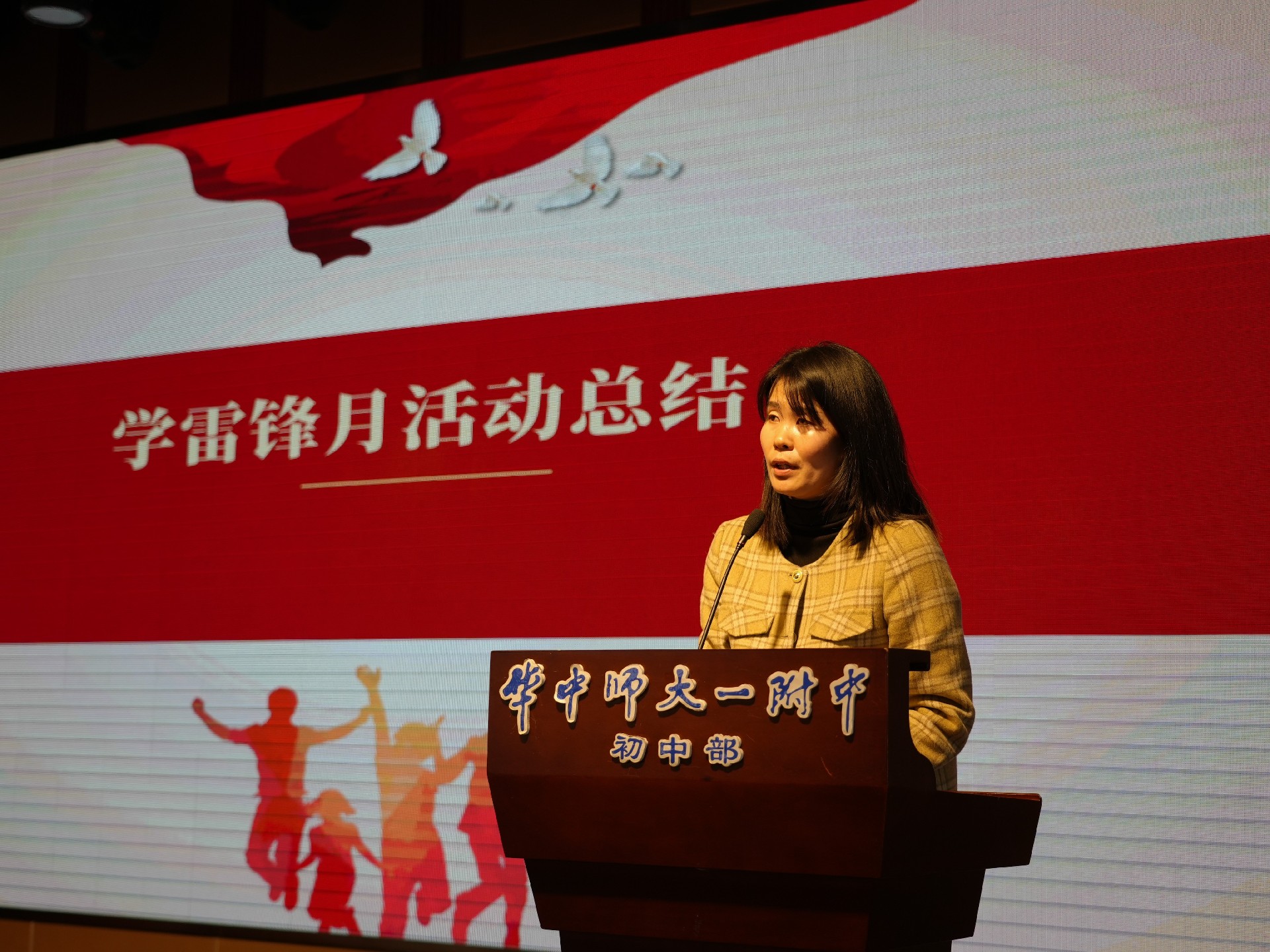王老师讲话.JPG